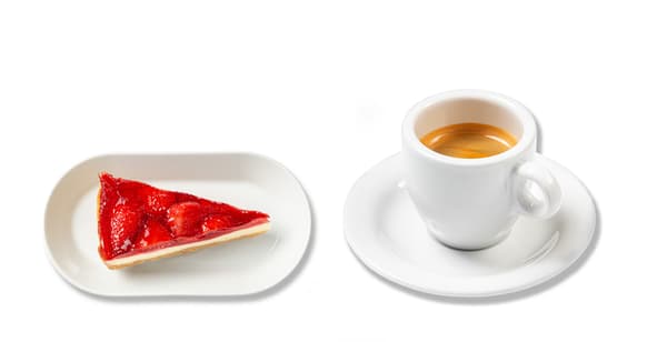 Trojúhelníček jahodového cheesecaku s hrníčkem esspressa