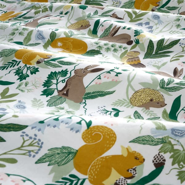 TROLLDOM, set linen katil untuk katil bayi dengan corak haiwan hutan berwarna-warni menampakkan musang, arnab, burung hantu, landak dan daun.
