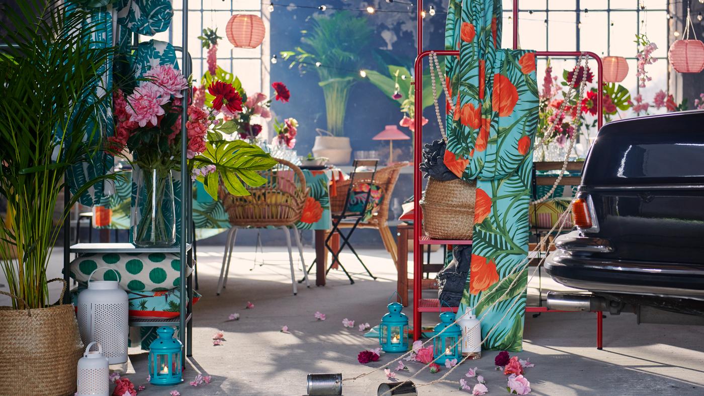 ترتيب حفل فسيح على الطراز الصناعي مع المنسوجات، والزينة، والنباتات وطرف سيارة مع علب صفيح متدلية.