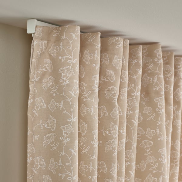 TRYSTÄVMAL
gardiner, 2 stk., beige/hvid/blomstermønster med rynkebånd, 145x250 cm