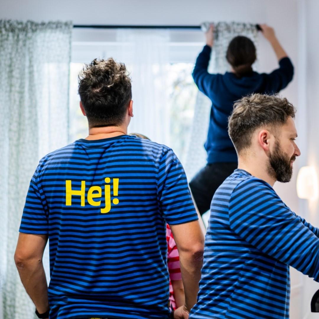 Trzech pracowników IKEA w niebieskich koszulkach w paski podcxzas wolontariatu pracowniczego