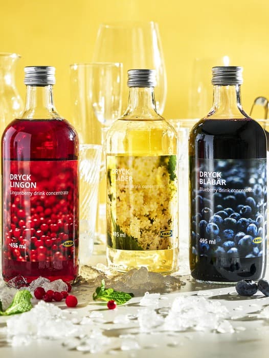 Trzy butelki syropów z IEA w różnych kolorach