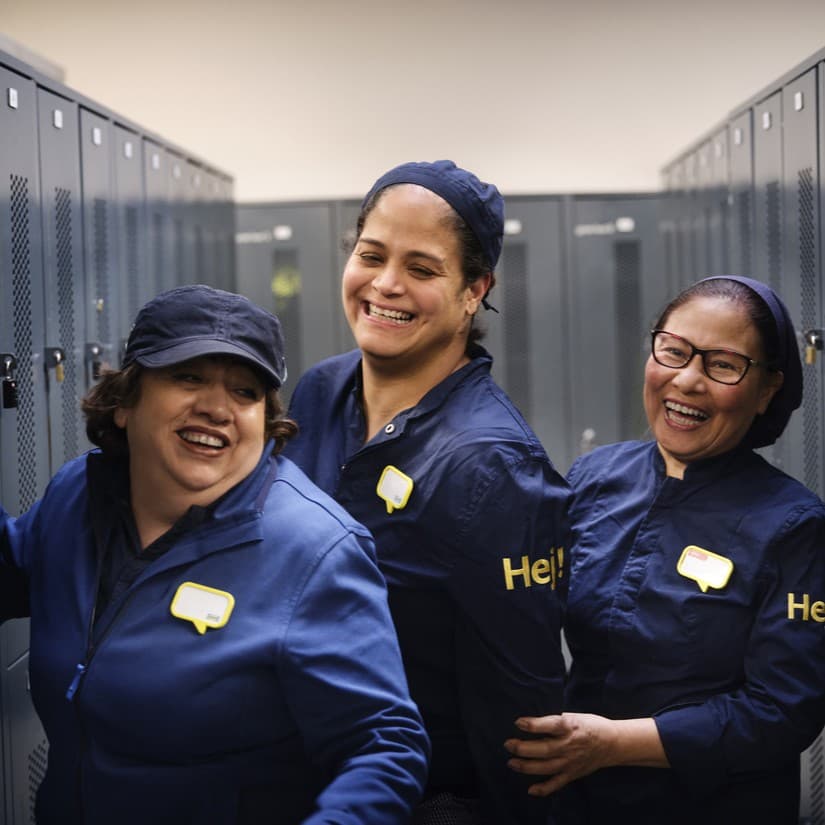 Trzy uśmiechnięte pracownie IKEA FOOD w szatni