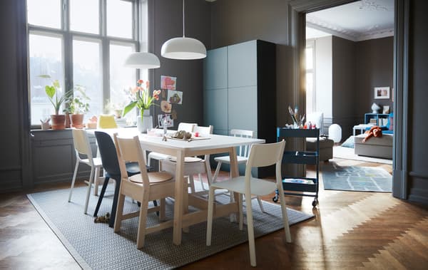 Tu travailles dans la cuisine? Range tes affaires dans une armoire comme la combinaison de rangement à six portes IKEA BESTÅ en gris/turquoise!