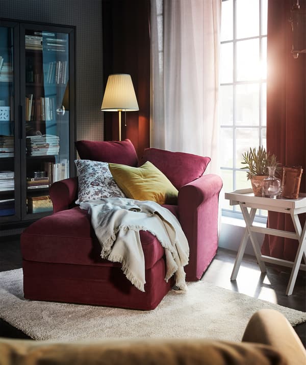 Tukar rupa chaise lounge GRÖNLID anda dengan sarung merah gelap Tallmyra chenille.