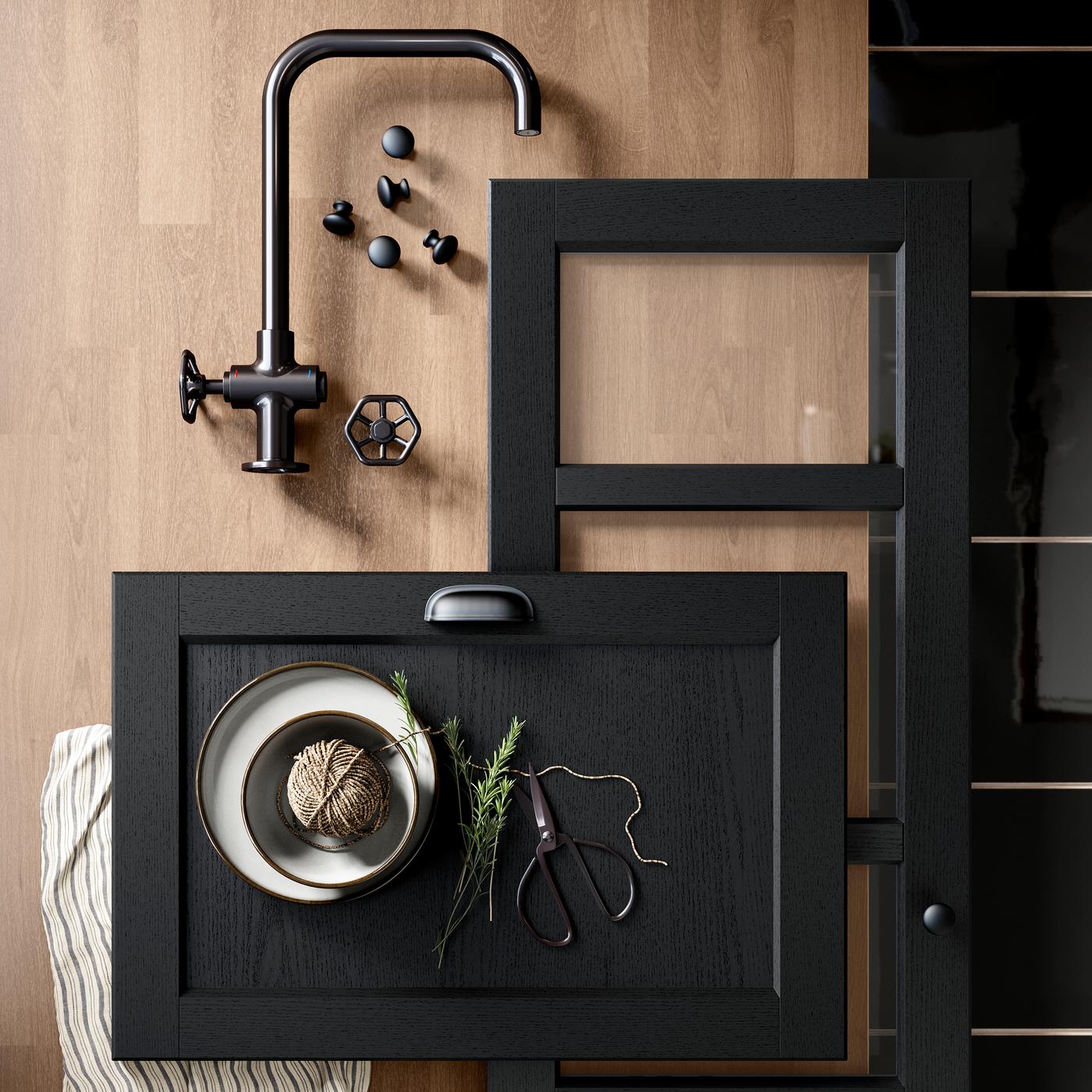 Tunnelmakartta, jossa on hana, tumma LERHYTTAN-etusarja ja muita tarvikkeita.