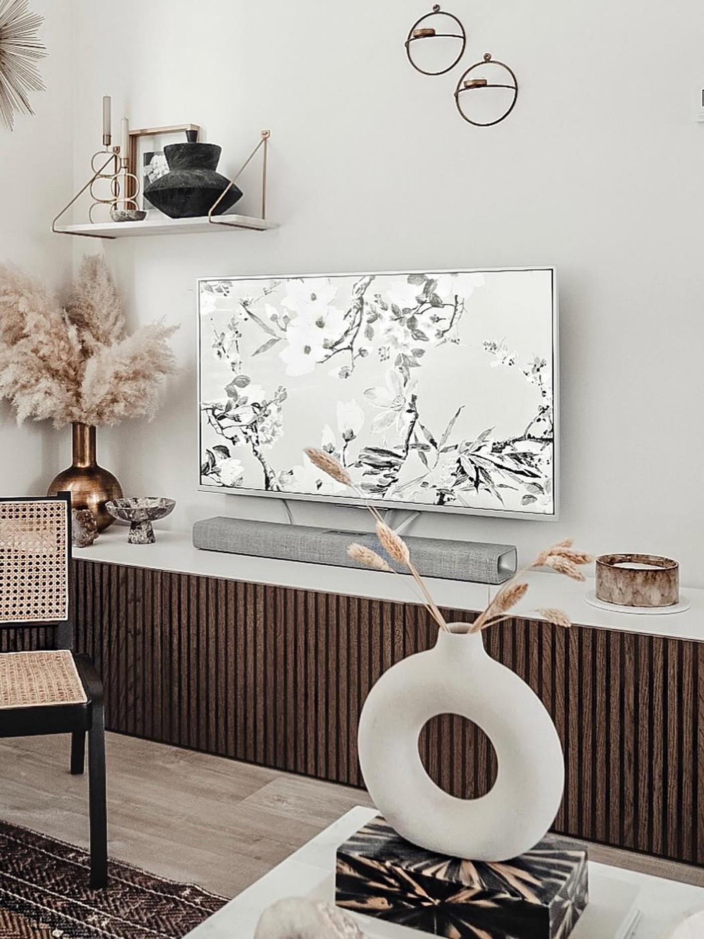 Tv-meubel dat tegen de muur staat.