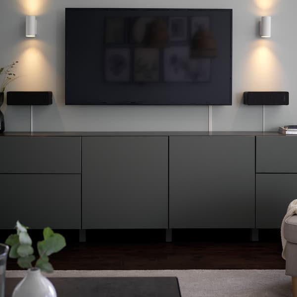 Tv-meubel met wandbevestigingen om je tv aan de muur op te hangen.