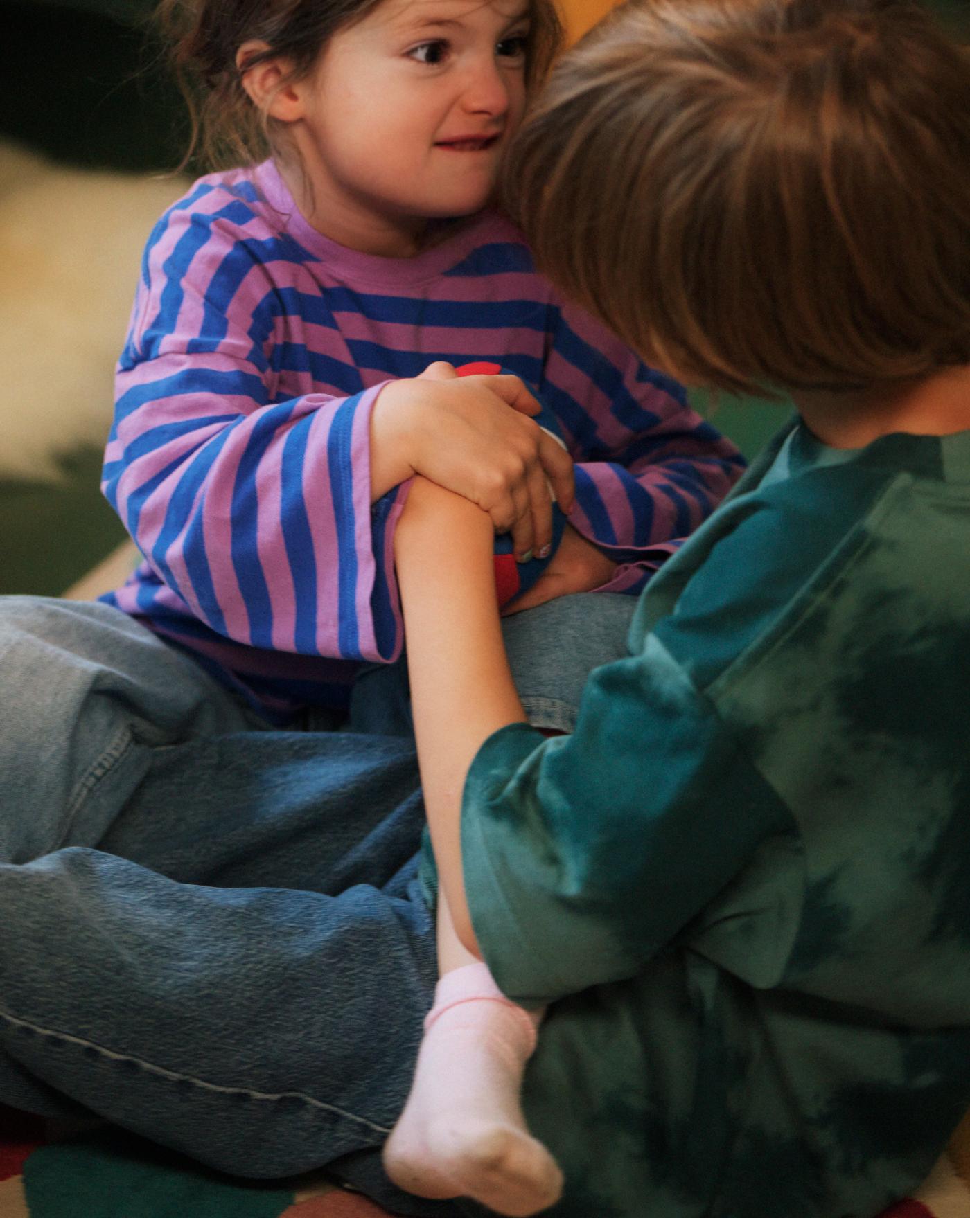 Två barn som är syskon bråkar.