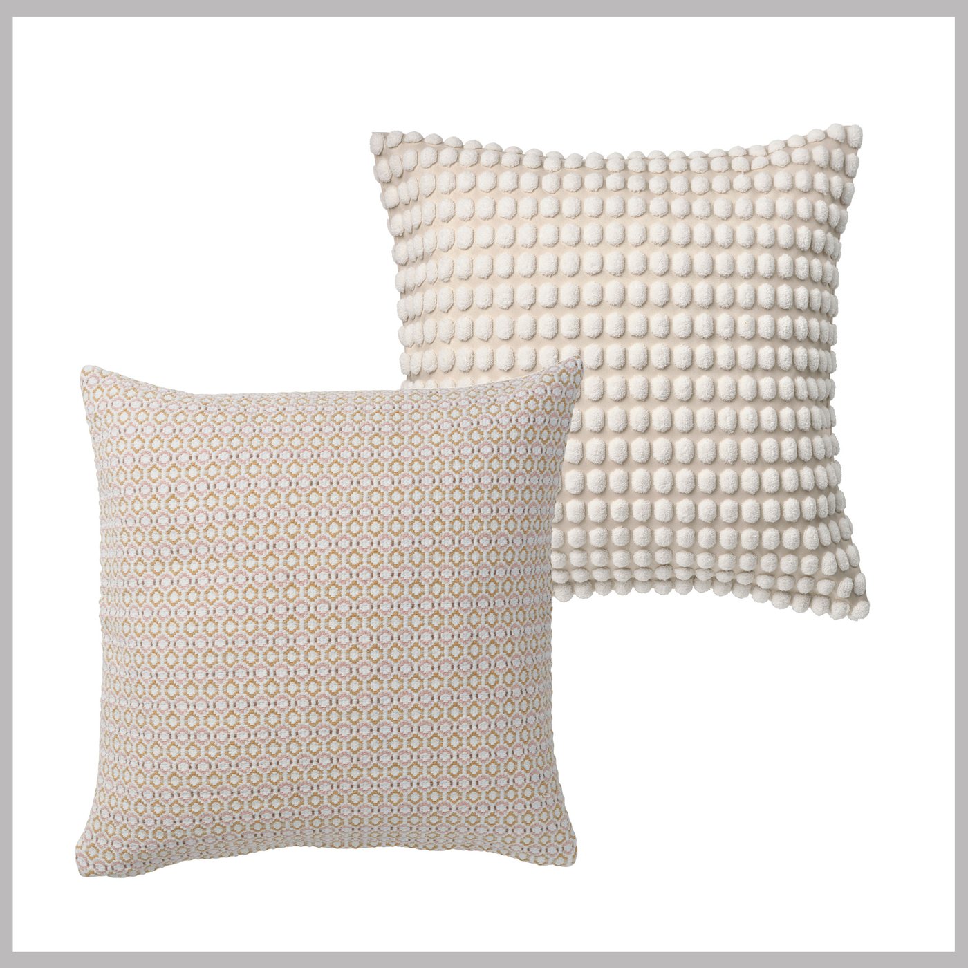 Två frilagda kuddar i ljus beige mot vit bakgrund. 