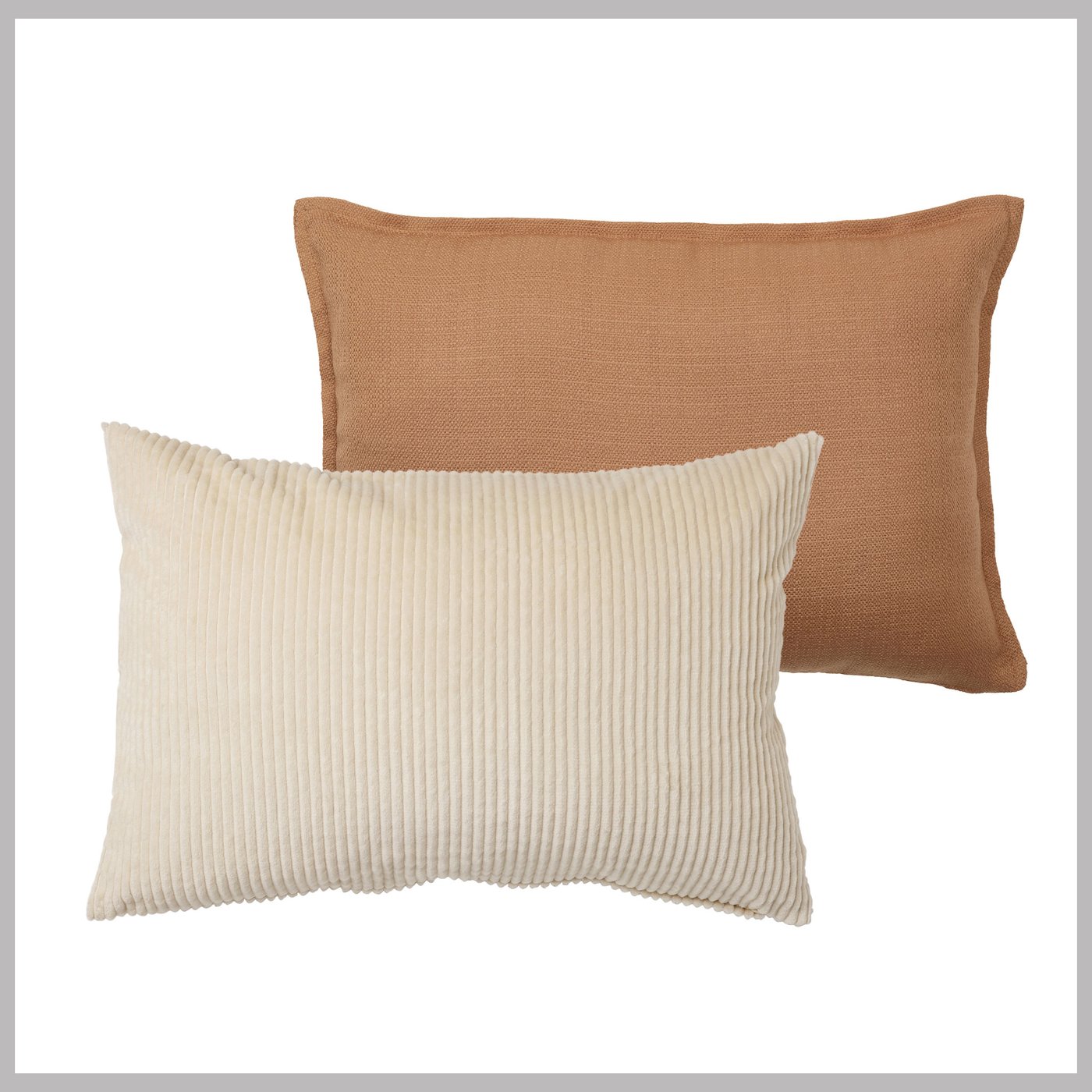 Två frilagda rektangulära kuddar i beige mot vit bakgrund.