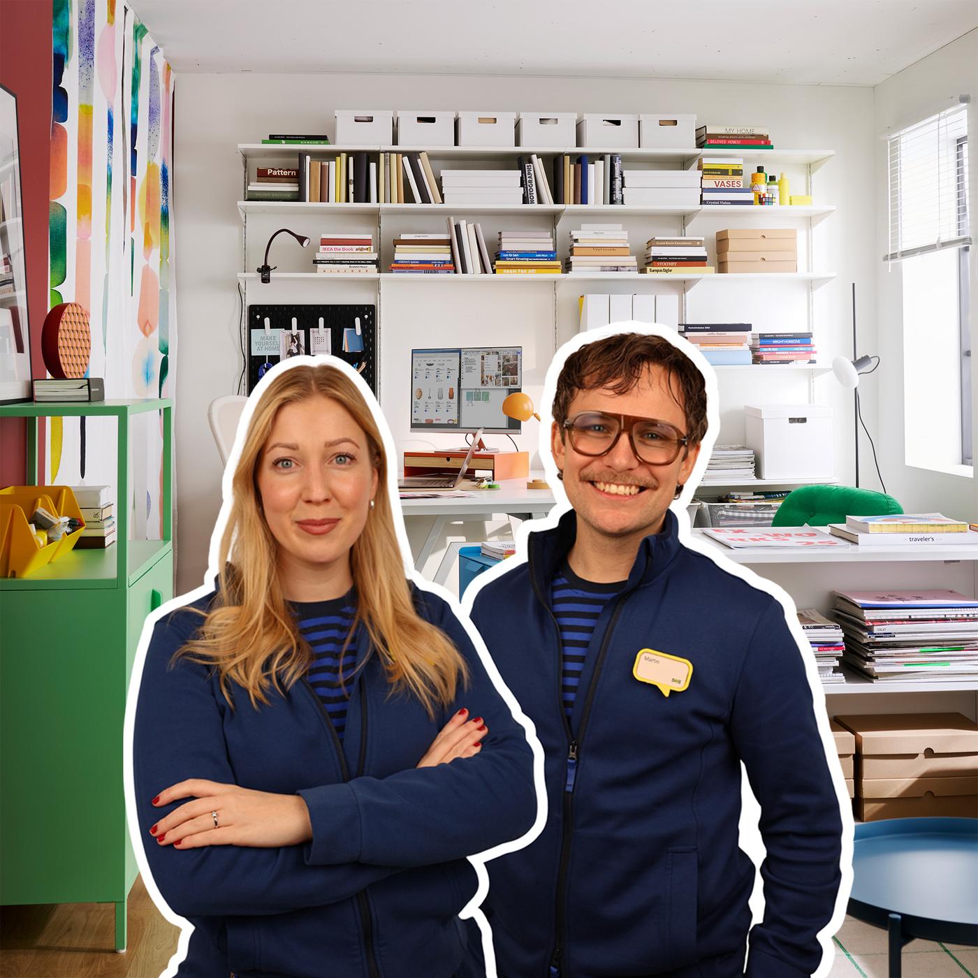 Två IKEA-medarbetare framför en inspirerande och färgstark kontorsmiljö med skrivbord, hyllor och förvaring.