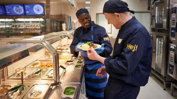 Två IKEA medarbetare i IKEA restaurang.