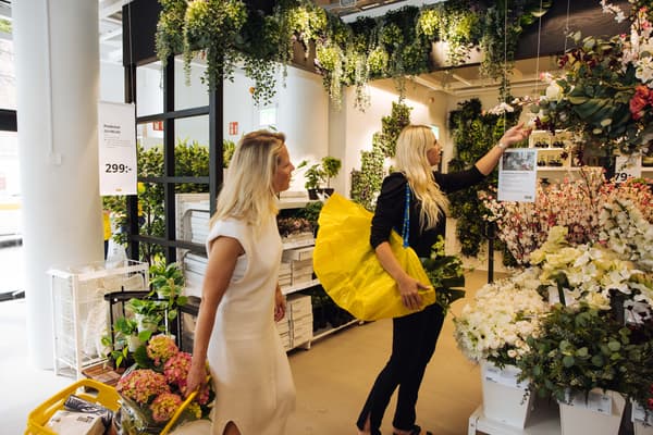Två kvinnor köper blommor på IKEA City.