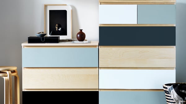 Två MALM byråer sidan om varandra med lådfronter som fått ett nytt utseende med dekorplas i olika färger.