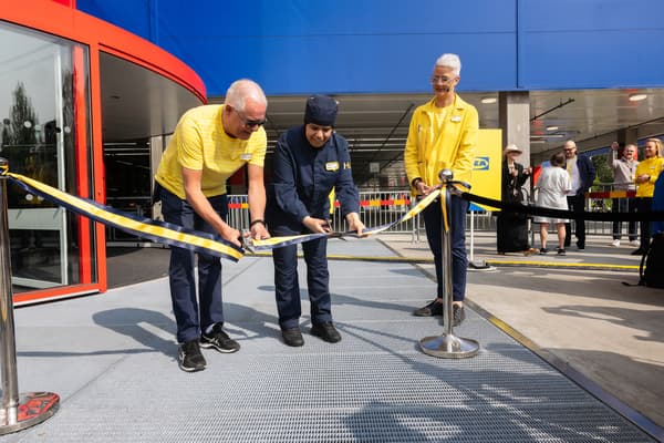 Två personer klipper et blågult band framför ett IKEA varuhus. En tredje person står bredvid.