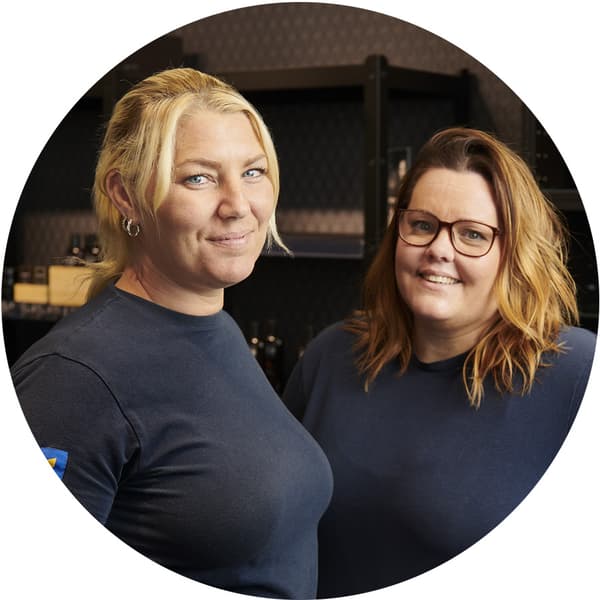 Två personer som ler mot kameran