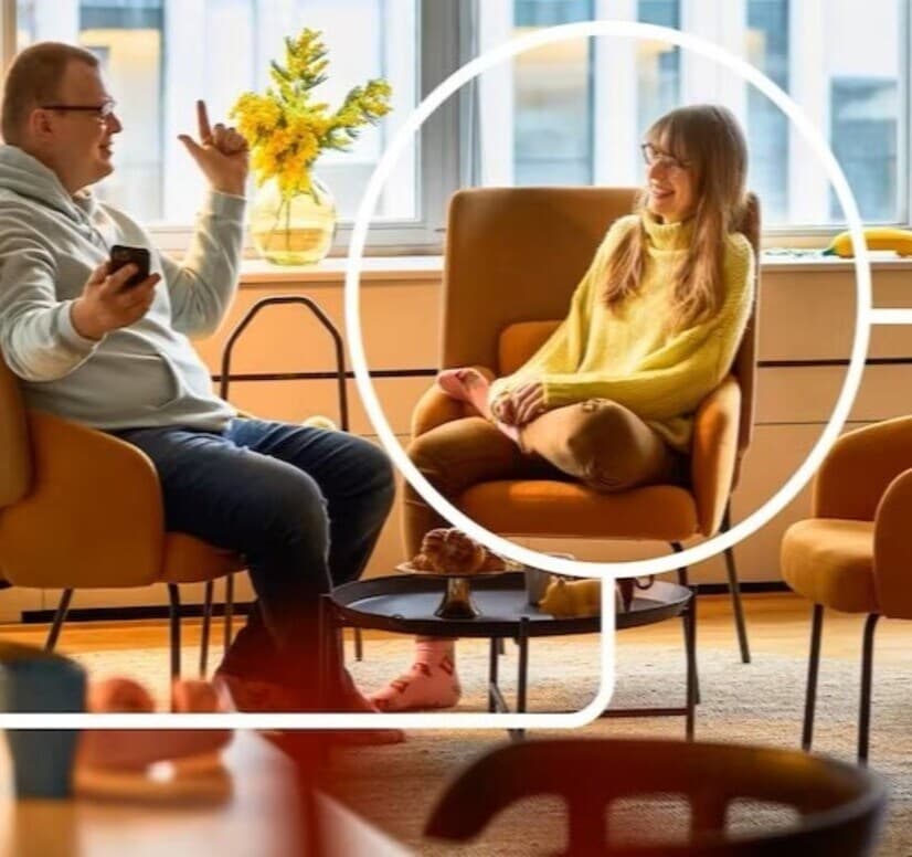 Två personer som sitter framför vandra på fåtöljer.