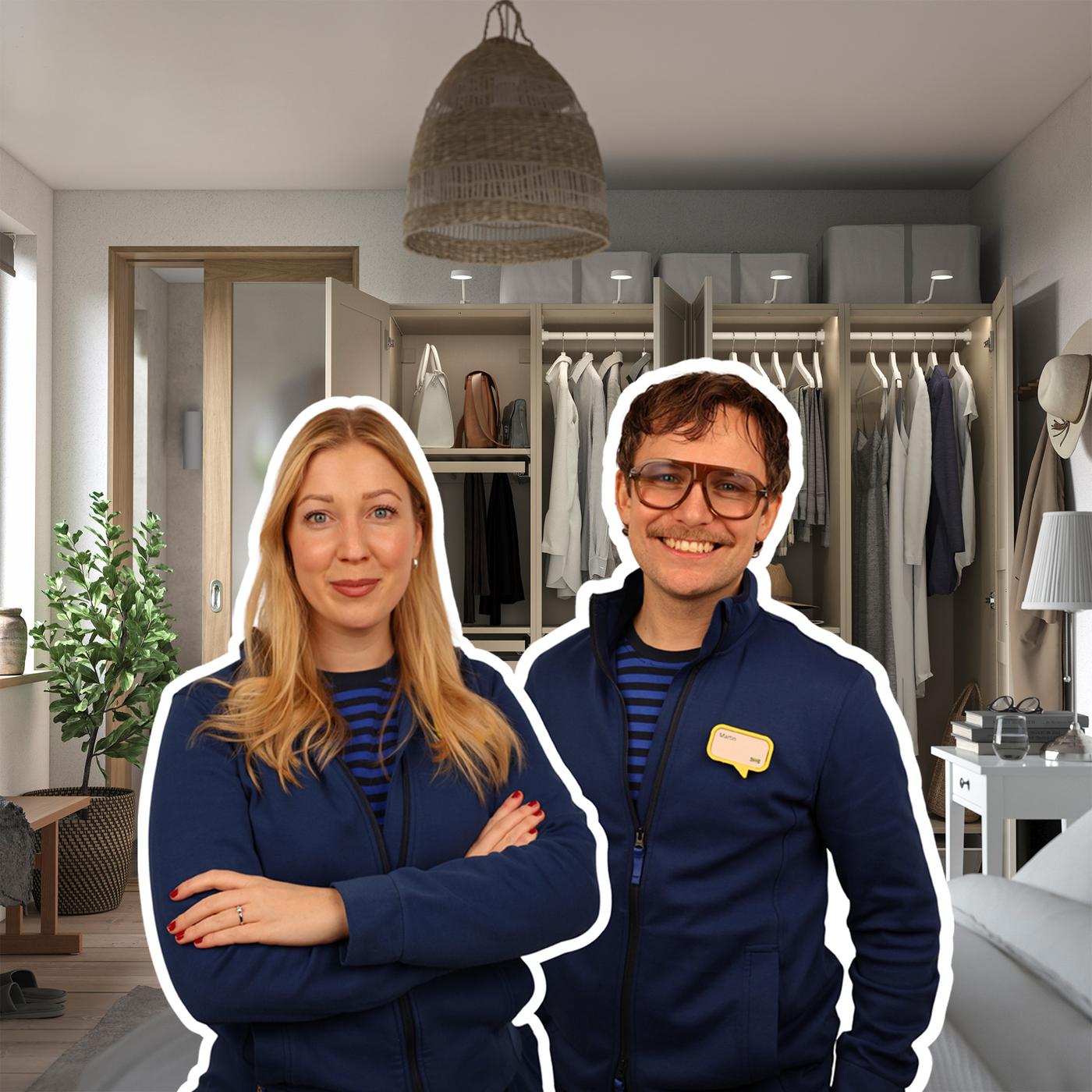 Två professionella organisatörer i matchande blå jackor ler framför en städad och stilren walk-in-closet fylld med kläder.