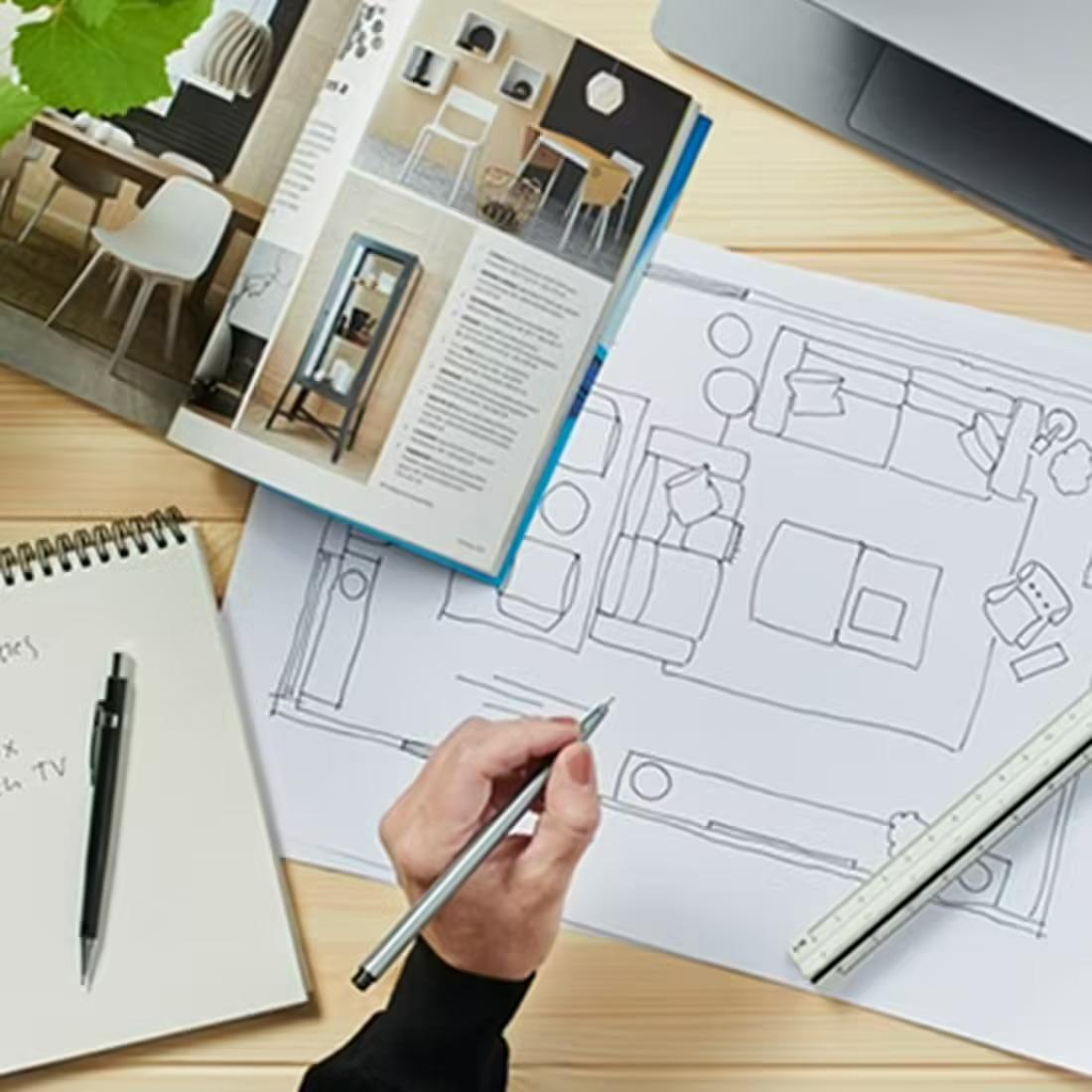 Två satsbord framför en ljus tvåsitssoffa på en mönstrad matta. Två HAUGA skåp med glasdörrar står bakom.