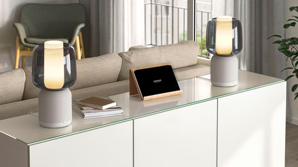 Två SYMFONISK bordslampor med wifi-högtalare står på ett skåp och utgör ett stereopar.