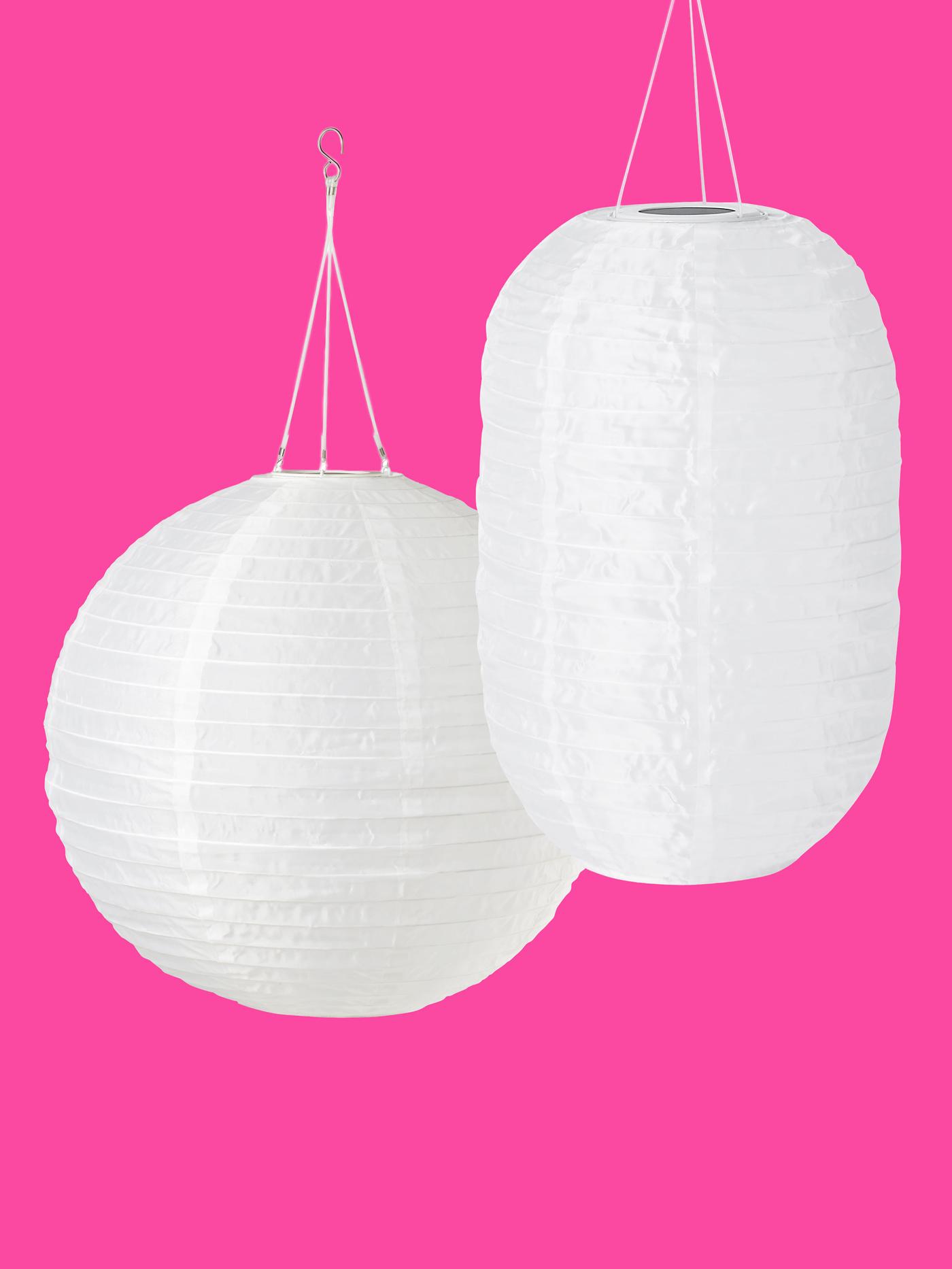 Tvp vita rislampor mot rosa bakgrund.