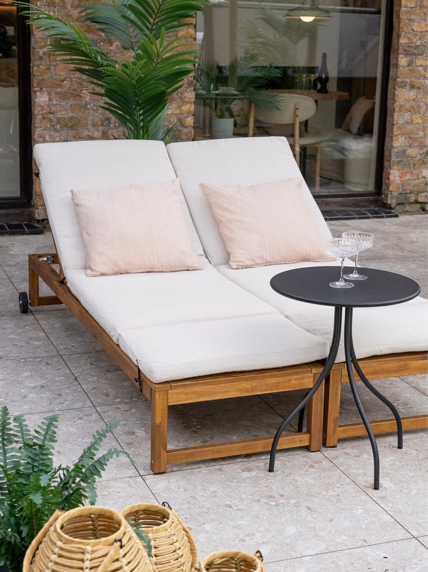 Twee loungers naast elkaar en een zwart tafeltje