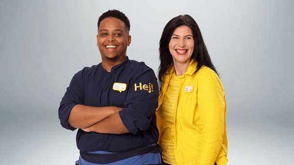 Twee medewerkers van IKEA die aan het glimlachen zijn.