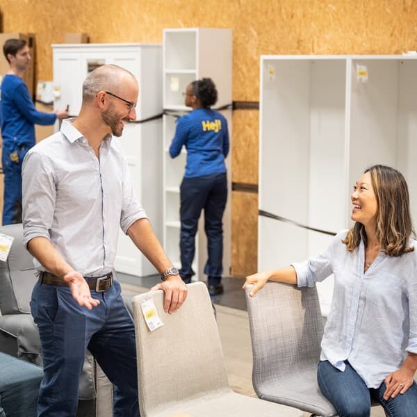 Twee mensen pratend in de tweedekanshoek 