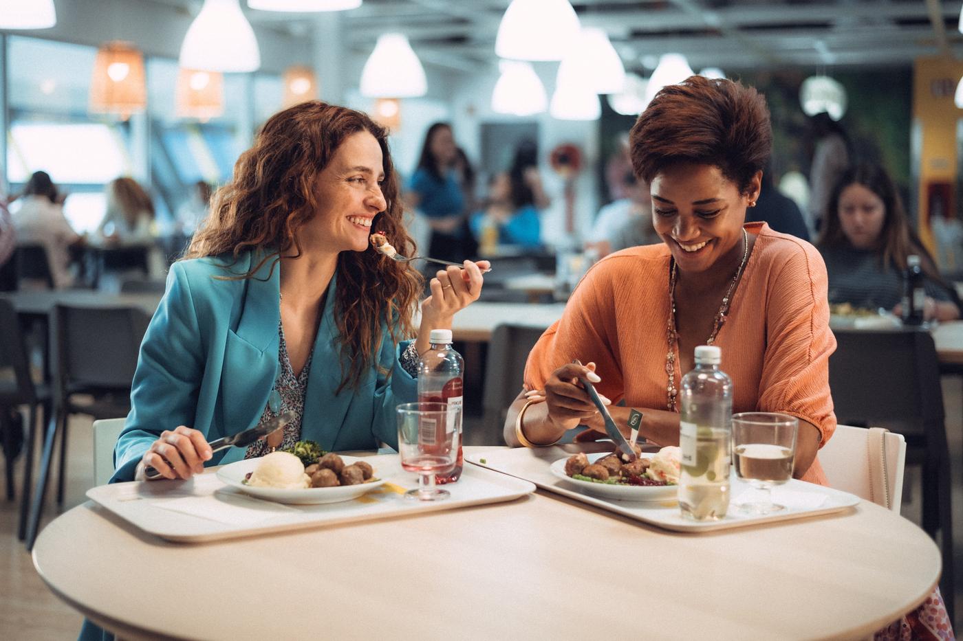 Twee vrouwen eten gezellig samen in het Zweeds Restaurant