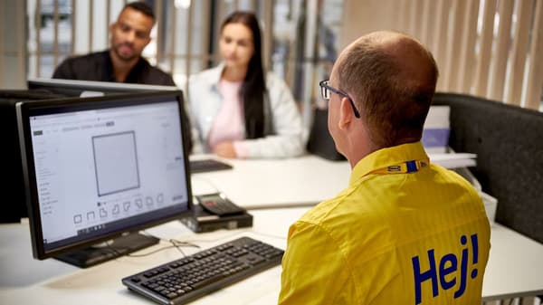 Two customers planning their kitchen with the help of an IKEA co-worker