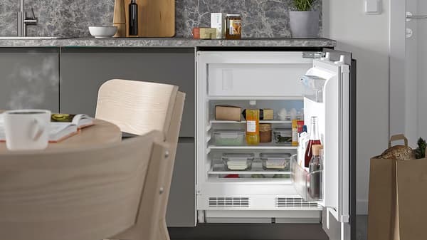 TYLLSNÄS réfrigérateur sous plan de travail dans une cuisine grise