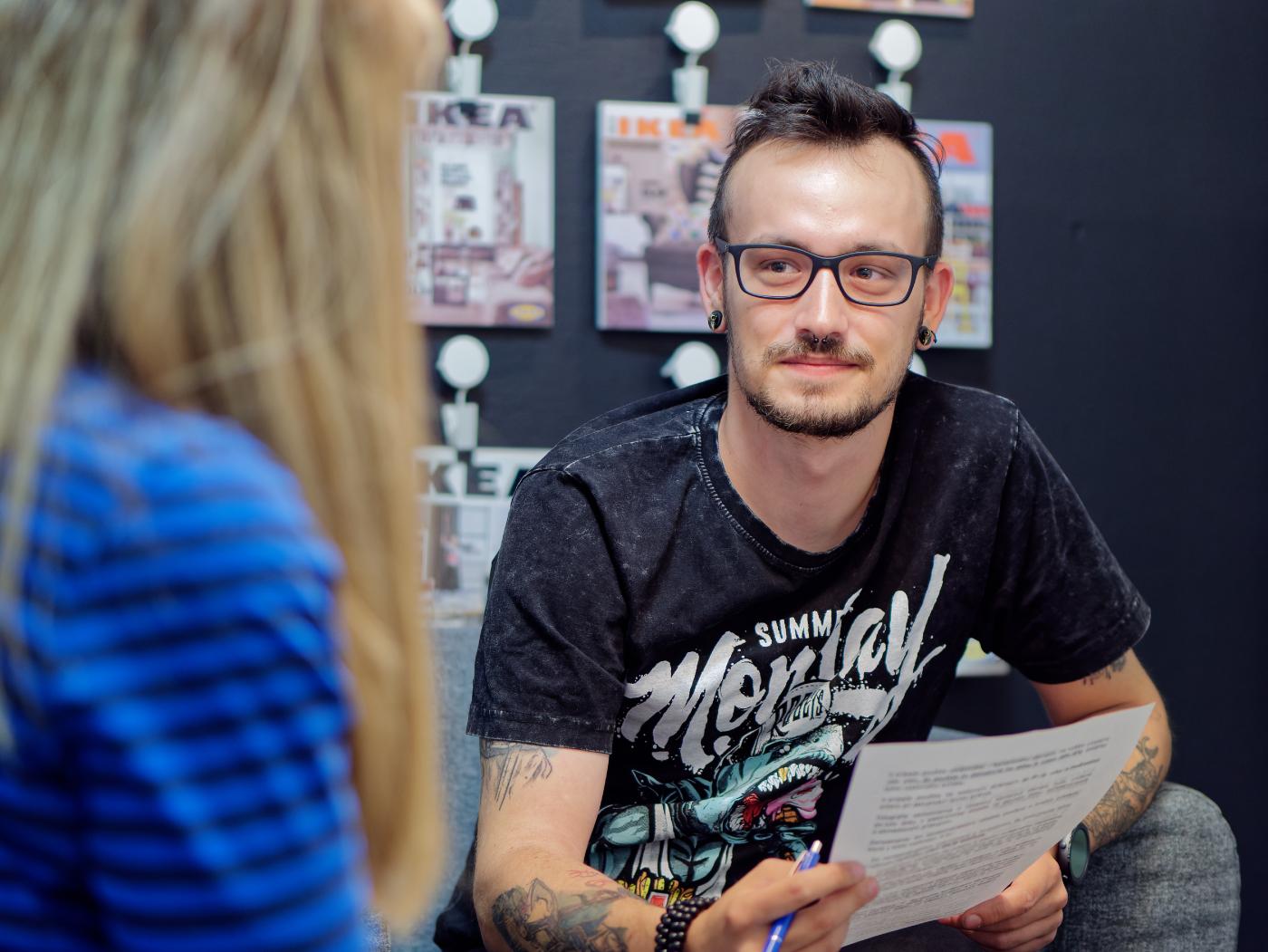 Uchádzač o prácu vyplňuje formulár.