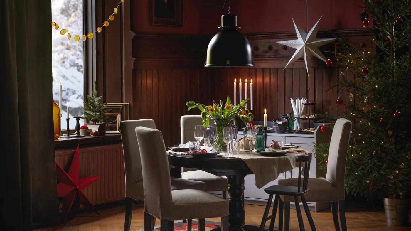 udekorowany świąteczny stół z choinką w tle