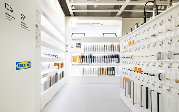 Übersichtliche Präsentationswand bei IKEA mit einer großen Auswahl an Küchengriffen, Knäufen und Griffleisten in verschiedenen Designs und Materialien.