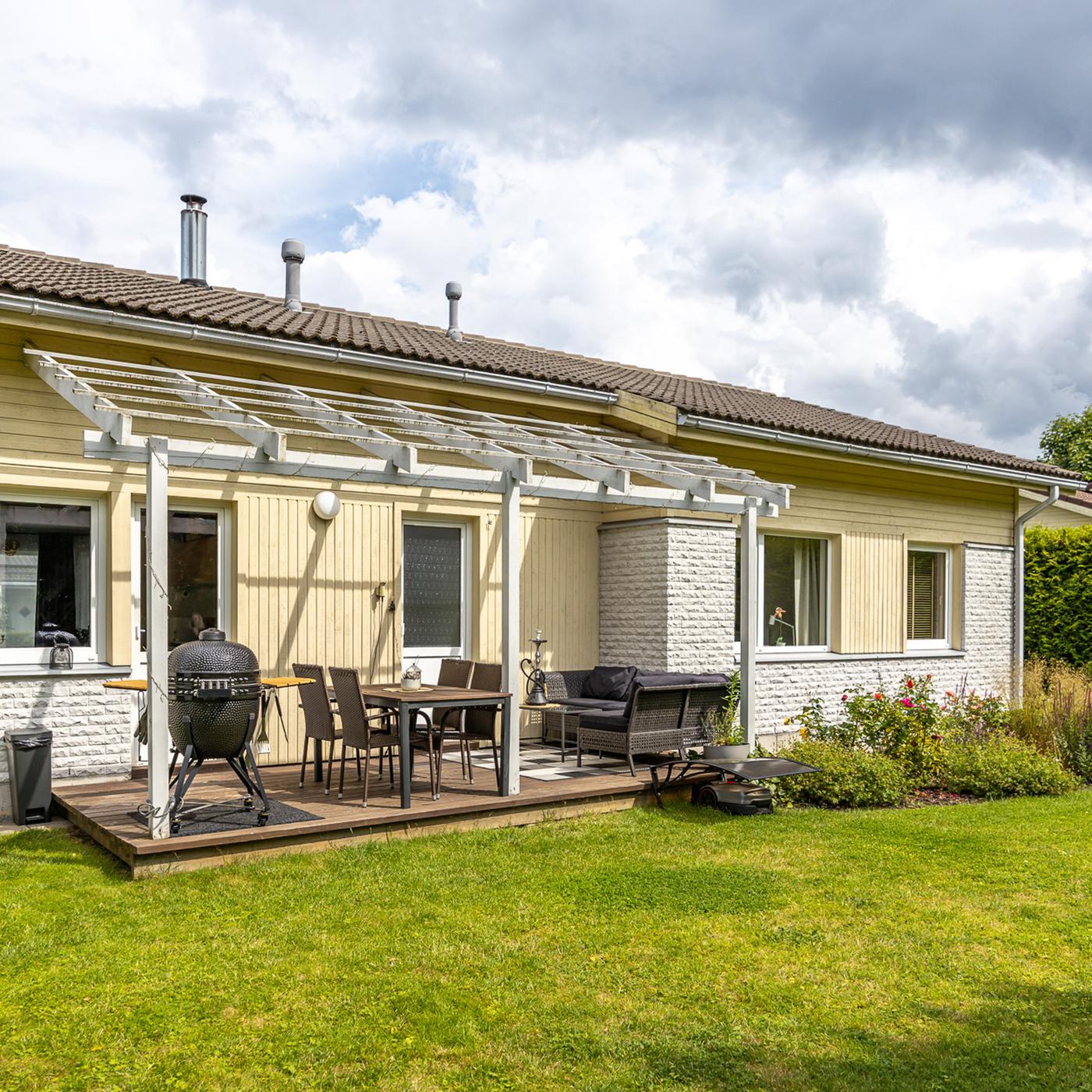Ühekorruseline valgest kivist, osaliselt kollakasbeeži laudisega maja, mille ees on katuseta terrass. Terrassil on suur grill, aiadiivan ja söögilaud 4 tooliga.