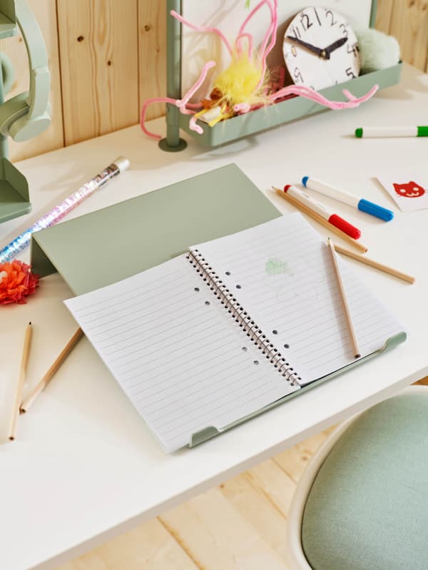 Ülő-/álló munkához alkalmas RELATERA asztal különböző RELATERA kiegészítőkkel.