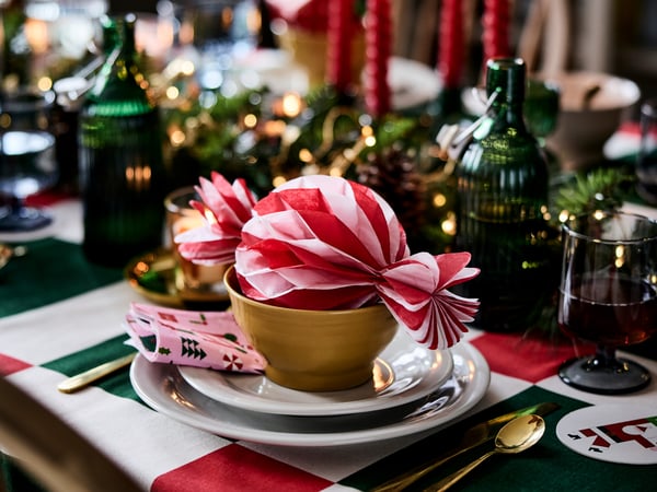 Ünnepi teríték sárga SANDSKÄDDA tálkával és VINTERFINT dekorációkkal.