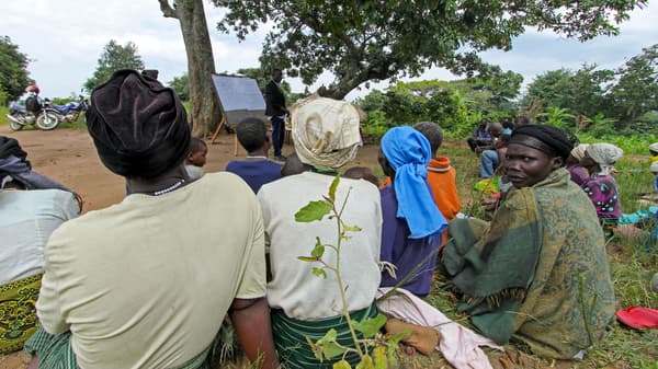 Ugandai farmerek ülnek a földön.