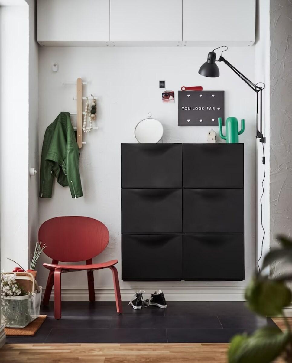 Ulazni prostor s crvenom stolicom, crnim ormarićem, zelenom jaknom na vješalici i natpisom "YOU LOOK FAB".