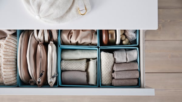 Úložné škatule v zásuvke.