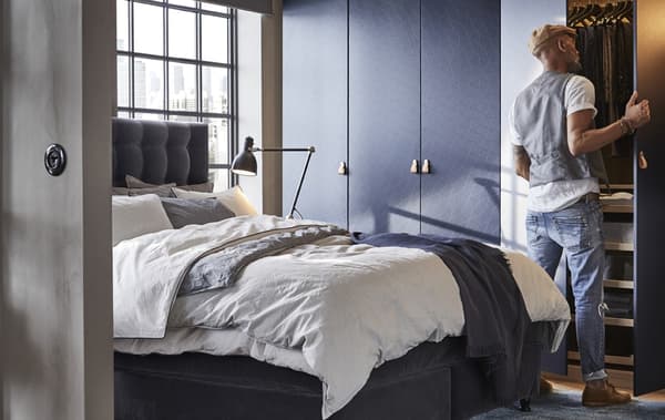 Úložný systém IKEA PAX si môžete upraviť podľa seba. Usporiada všetko oblečenie a vytvorí v usporiadanú a pokojnú spálňu.