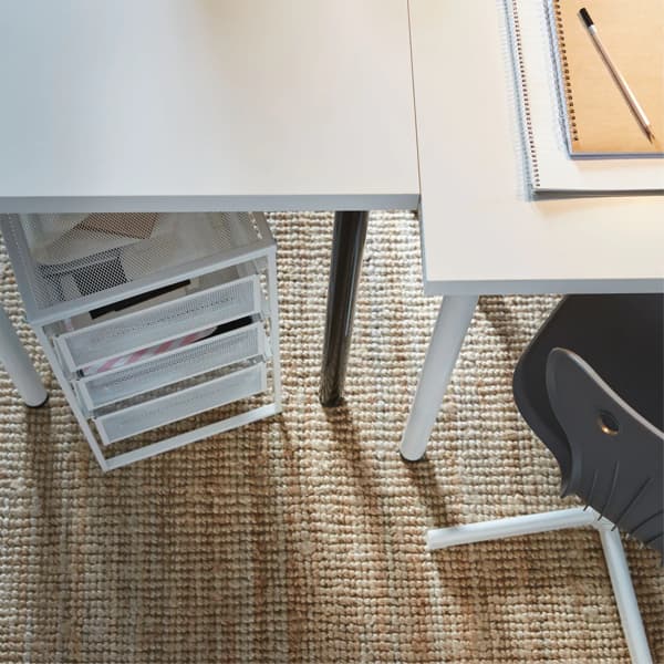 Uma mesa LINNMON personalizada com pernas ADIL branco/preto, um bloco de gavetas e uma cadeira de secretária em cinzento. 