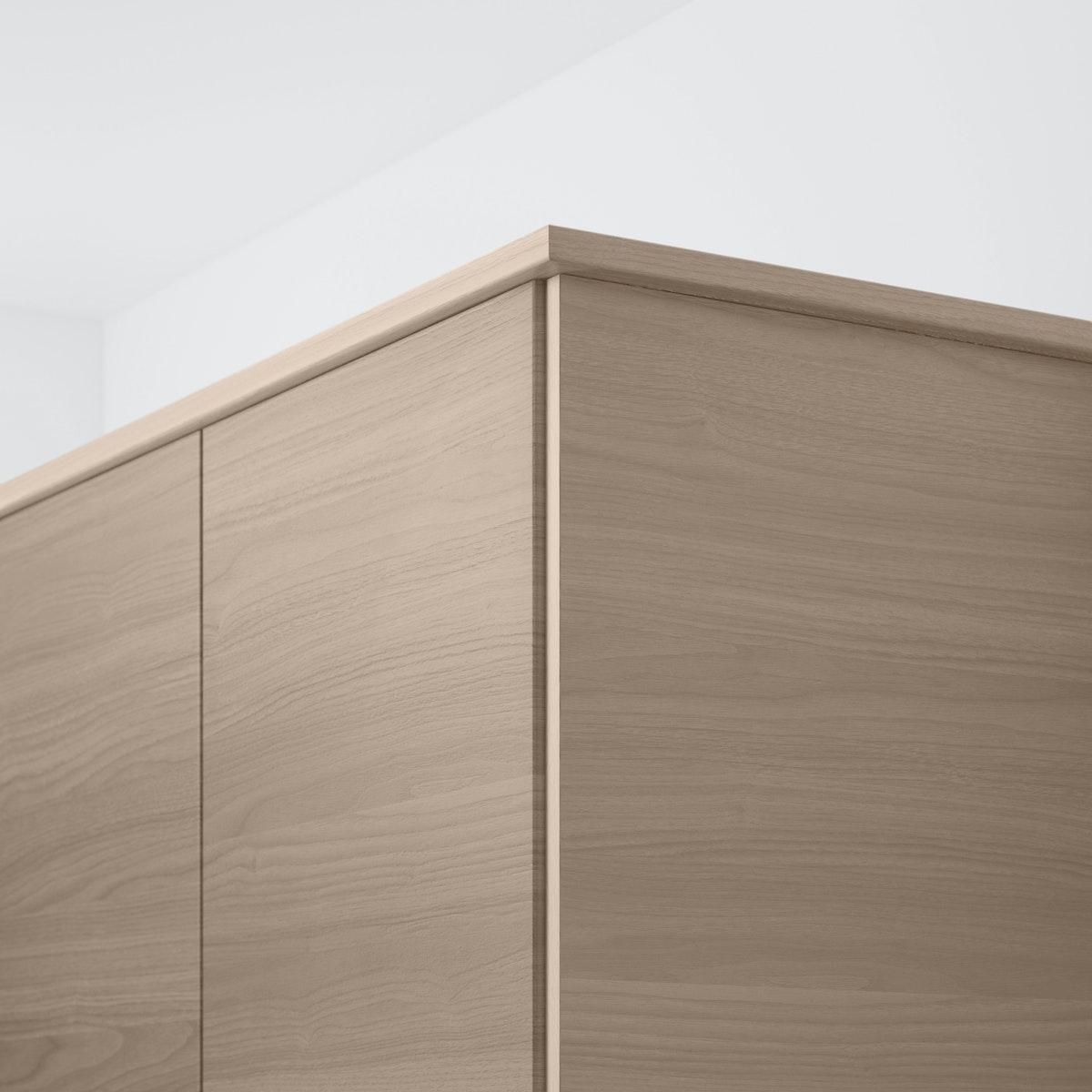 Un angolo di uno scaffale con ante beige.