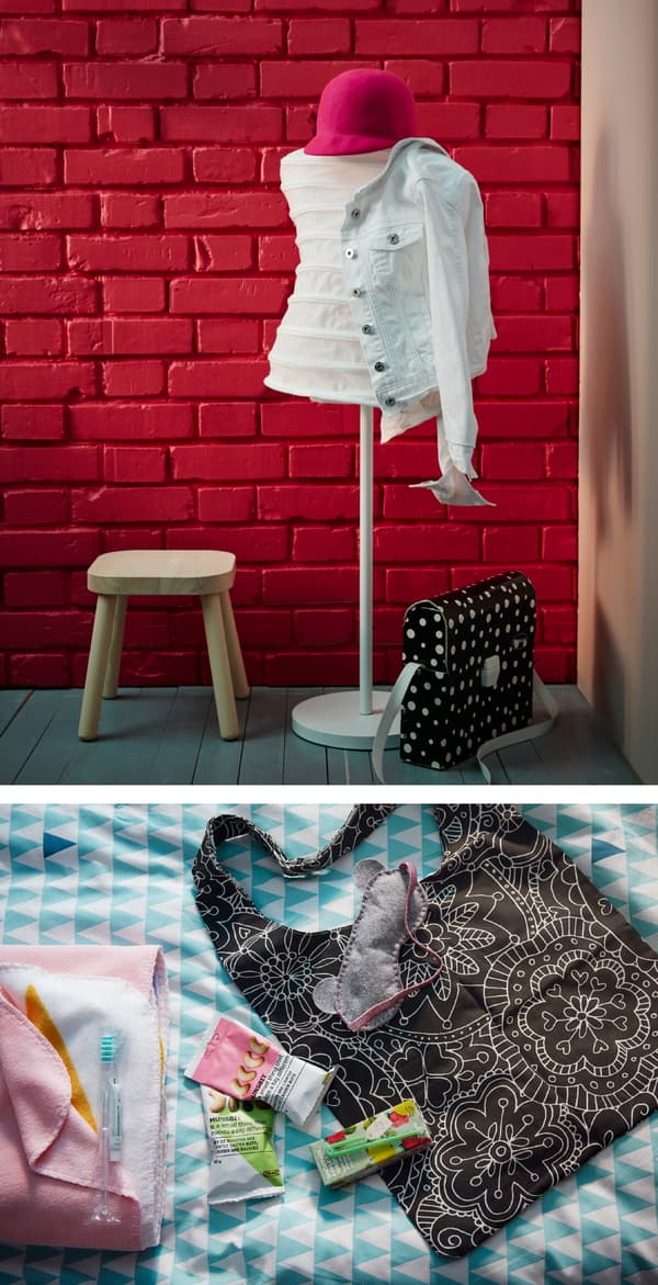 Un appendiabiti con alcuni indumenti e un cappallo. Sullo sfondo una parete in mattoni rossi. Nell'immagine sottostante, una borsa VÄNSKAPLIG con vari snack, bevande e altri accessori, come una mascherina per dormire. Accanto alla borsa, si trova un plaid piegato su cui è appoggiato uno spazzolino da denti.