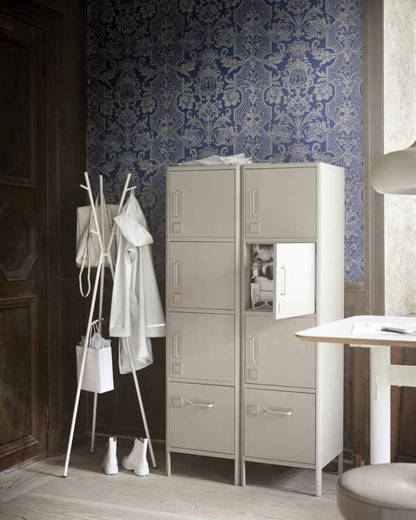 Un armadio metallico per ufficio in beige con ante
