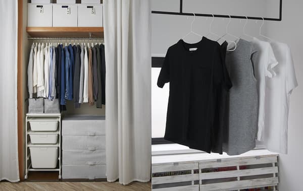 Un armario aberto nunha alcoba con barra de roupa, estante e caixas, e camisetas colgadas nunha barra a través dunha ventá.