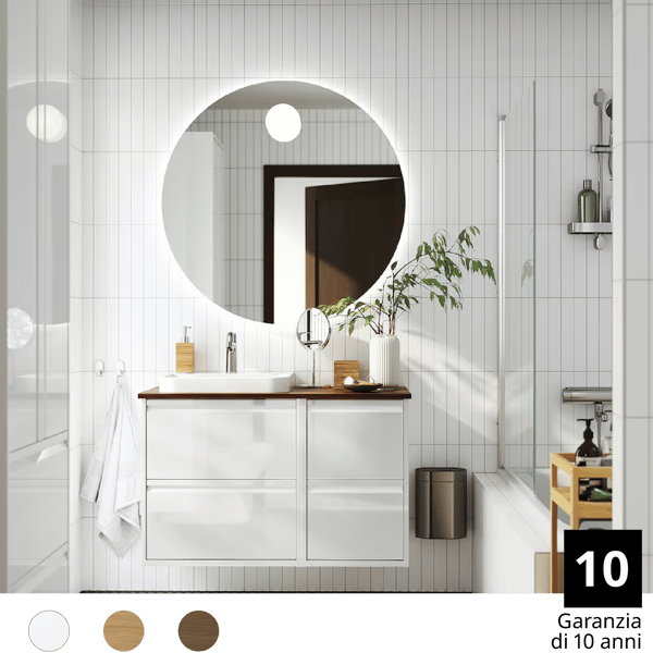 Un bagno ÄNGSJÖN bianco con mobile lavabo con due cassetti, specchio quadrato e alcuni accessori per la toilette.