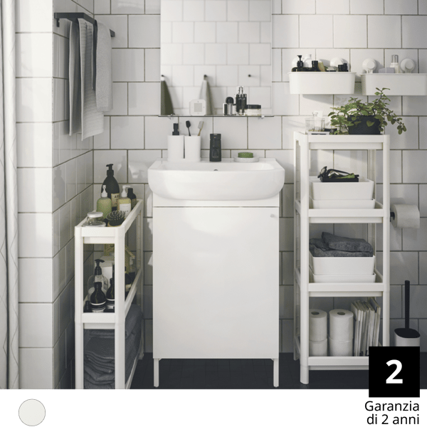 Un bagno bianco con mobili a colonna e accessori per la toilette.