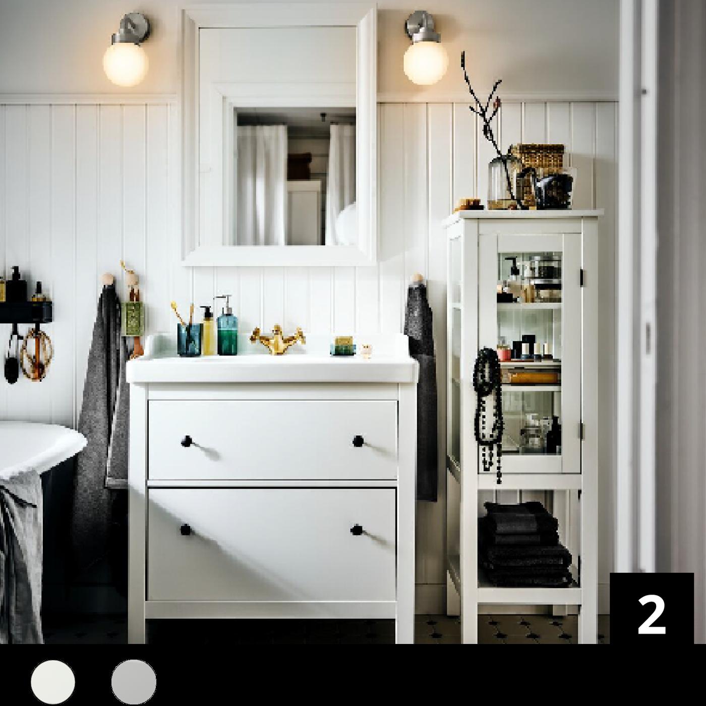 Un bagno bianco con mobili e accessori e nuovo prezzo più basso.